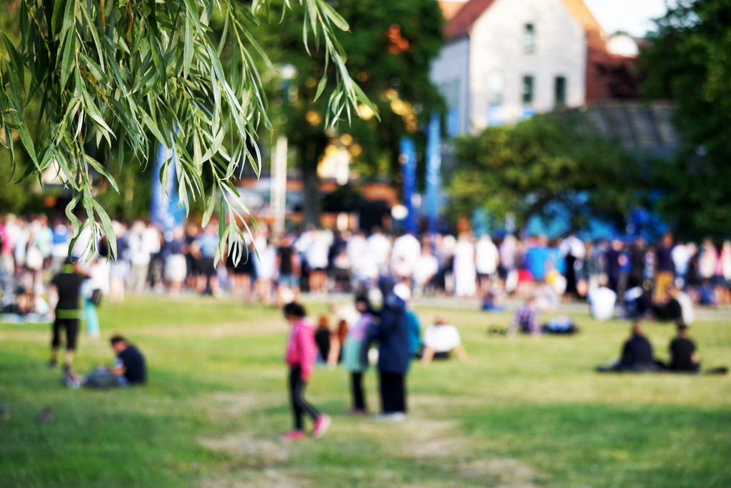 Almedalen med scenen i bakgrunden